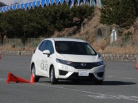 【ブリヂストン REGNO 試乗】コンパクトカーにも上質な走りを…フィットとクラウンで走行比較 画像