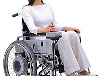 スズキが手動車いすに後付け可能な電動ユニット発売 画像