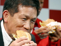 日本マクドナルド、原田会長が退任 画像
