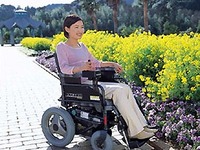 メンテナンスフリーのシールドバッテリーを搭載電動車いす、スズキから 画像