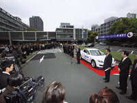 マツダ、RX-8 水素ロータリーエンジン車を地元自治体に納入 画像