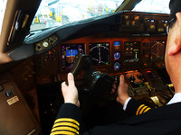 JAL機長が語る「B777のコックピット」…横風着陸時の姿勢は“カニと片足”で［フォトレポート］ 画像