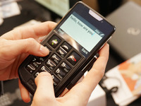 【MWC 2015】フリップカバーにテンキーを搭載するアイディア…シニアも使いやすいスマホ 画像