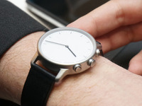 【MWC 2015】フランスから“充電不要”のスマートウォッチ「nevo solar watch」 画像