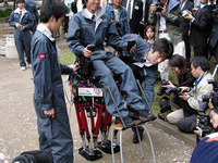 人間搭乗型二足歩行ロボット…パラレルリンクで軽量化 画像