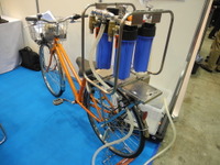 【健康博覧会15】ペダルをこぐと飲み水をつくれる浄水自転車、発電も可能 画像