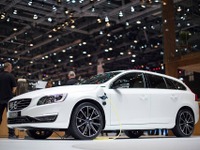 【ジュネーブモーターショー15】ボルボ V60、PHV「ツインエンジン」に特別モデル…限定500台 画像