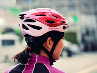 サイズ、デザイン、カラーを女性好みにアレンジした自転車ヘルメット 画像