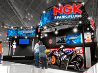 【東京モーターサイクルショー15】NGK、同社プラグ装着のMotoGPマシンを展示 画像