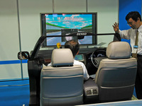 【人とくるまのテクノロジー展06】まばたき計測で事故防止 画像