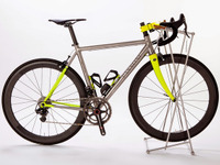 ハンドル置くだけ、新発想の自転車スタンド「PON」 画像