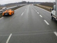 マクラーレンのスーパーカー、650S…雨の高速でスピン事故［動画］ 画像