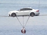 ジャガー XF 新型、運河の上で綱渡りに挑戦［動画］ 画像