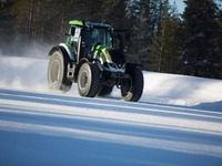 トラクターで130km/h! 氷雪上の世界最速記録…ノキアンタイヤ 画像