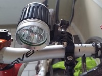 自動車より3倍明るい、3500ルーメンの自転車用ライト 画像