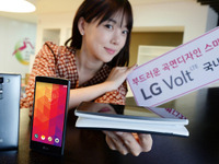 背面に3000Rの曲面デザイン採用…手になじむLG新スマホ「Volt」 画像