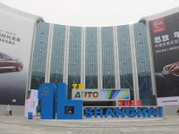 【上海モーターショー15】開幕直前、準備すすむ新会場…ベールに包まれた展示車 画像