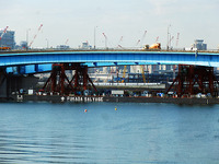 143メートルの道路を、船で持ち上げ一気に架橋...首都高速晴海線 画像