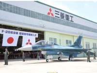 津波で被災した戦闘機 F-2B がふたたび空へ 画像