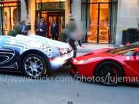 ブガッティ ヴェイロン と ラ・フェラーリ、トホホな事故の瞬間［動画］ 画像