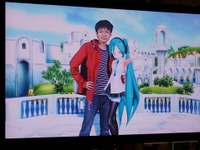 【超会議15】二次元キャラとリアルなツーショットが撮れるブースに大行列 画像