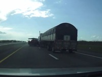 米国の高速道路で事故…進路を巡るトラブルの結末［動画］ 画像