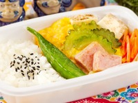 バニラエアに夏仕様の機内食…沖縄コラボで「ニンジンしりしり」も 画像