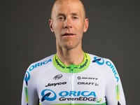 カナダ自転車ロード王者のスベン・タフト、ボトル運び中に落車し骨折 画像