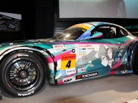 【超会議15】初音ミクBMWと横浜ゴムのカンケイは？ 画像