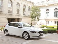 ボルボ V40 に女性ファッション誌「LEE」とのコラボモデル 画像