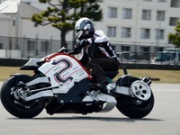 【電動バイク zecOO 動画試乗】未来的な加速とユニークな操作は「新しい乗り物」…佐川健太郎 画像