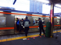 作業時間わずか1分、通常運行しながら途中駅でシート交換 画像