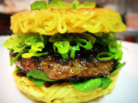 NY発「ラーメンバーガー」が日本1号店が東京・中野にオープン 画像
