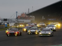 【ニュル24時間 2015】12時間経過…総合トップ争いは波乱の連続、28号車アウディが首位 画像