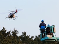 ヤマハ発動機、無人ヘリで世界文化遺産を保護…三保の松原で薬剤散布 画像