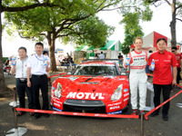山下公園にSUPER GTマシン登場、「横浜の水」アピール 画像