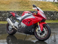 【BMW S1000RR 動画試乗】日常域から十分楽しく乗りこなせる「超」スーパースポーツ…佐川健太郎 画像