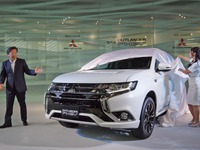 【三菱 アウトランダーPHEV 改良新型】フロントマスクを大改造、欧州車対抗へ走行性も改善 画像