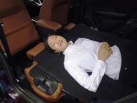 【ホンダ シャトル 発売】車中泊性能…最大177cmのフロアに身長188cmの人が寝られる秘密 画像