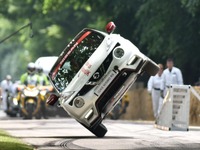 【グッドウッド15】日産 ジューク が片輪走行の新記録…2.6kmを2分10秒! 画像