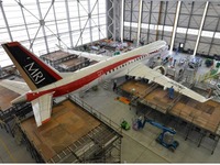 三菱航空機、MRJ 飛行試験機2号機で全機振動試験を実施 画像