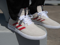 アディダスから、まるでサッカーシューズのようなスケートボードシューズ 画像