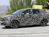 日産 ジューク ベース、ロシアンSUV&セダンをWスクープ! 画像