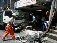 西新宿でトラック、歩道に突っ込む 画像