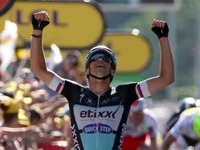 【ツール・ド・フランス15】第7ステージ制したスティバル選手、同僚の落車に悲喜こもごも 画像