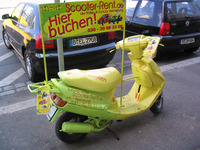 スクーターまるごと看板…ドイツ ベルリン 画像