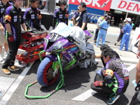 【鈴鹿8耐】スタート30秒前にグリッドへ…エヴァRT初号機 TRICKSTAR、14番手を力走中 画像