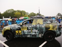 ジャガー 初のSUV、「F-PACE」…今度は大胆なカモフラージュで登場 画像