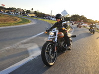 【ハーレー ブレイクアウト 試乗】ジャジャ馬ともいえるクセの多さがまた尊い…青木タカオ 画像