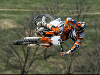 【KTM 250SX-F 試乗】軽快な車体と強化された足まわりで、ジャンプもより安定…青木タカオ 画像